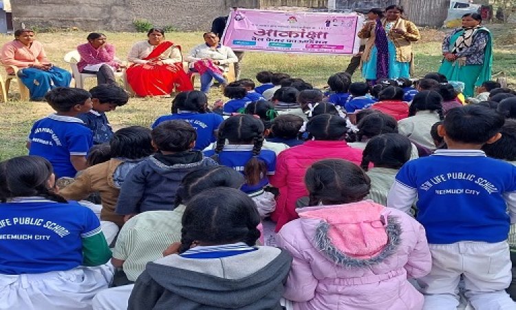 NEWS: NEWS : आकांक्षा वेलफेयर फाउंडेशन की सदस्या पहुंची शासकीय स्कूल, छात्र-छात्राओं को दी लैंगिक अपराधों के संबंध में जानकारी, बताई सावधानियां, पढ़े खबर