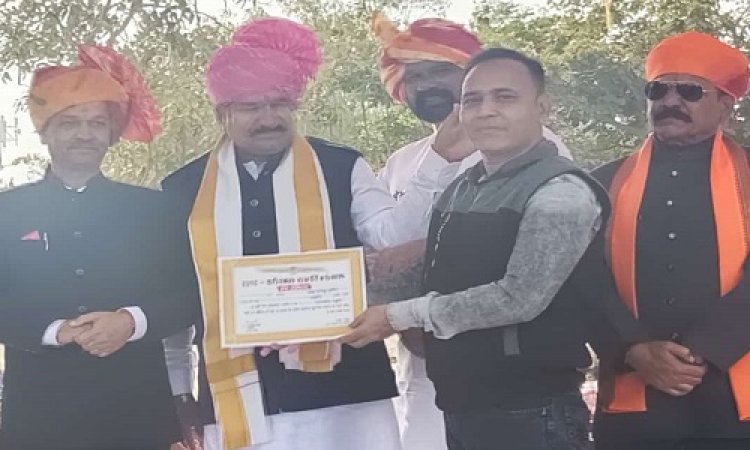 NEWS: पत्रकार दिनेश शर्मा के सामाजिक कार्यों को मिली नई पहचान, गणतंत्र दिवस के मुख्य समारोह में सम्मानित, पढ़े खबर