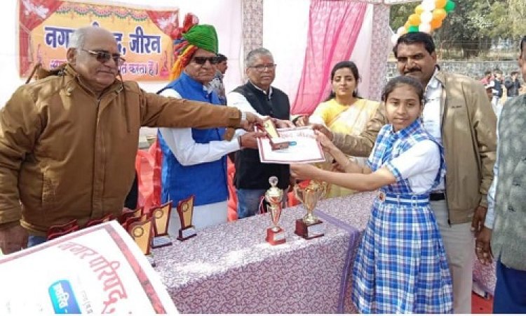 NEWS: जीरन में धूमधाम से मनाया गणतंत्र दिवस, परेड में यह स्कूल पहले स्थान पर, नपाध्यक्ष ने किया सम्मानित, पढ़े खबर