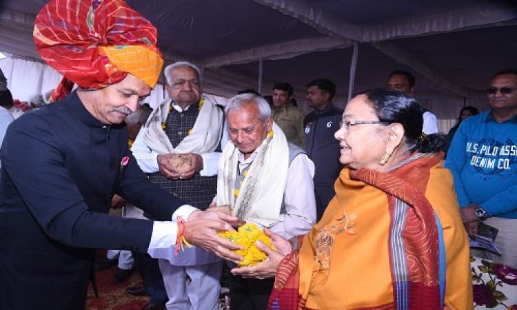 NEWS: केबिनेट मंत्री सकलेचा ने किया श्रीमती खण्डेलवाल का सम्मान, आशीर्वाद भी किया प्राप्त, पढ़े खबर