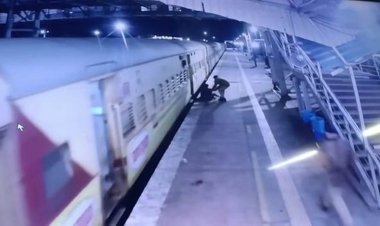 OMG ! गलती से बैठी दुसरी ट्रैन में, और हड़बड़ाहड में उतरी, फिर रौंगटे खड़े कर देने वाला मंजर, कोच के साथ घिसटती चली गई महिला, वीडियों भी आया सामने, पढ़े ये खबर