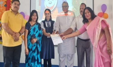 NEWS: नव्या खण्डेलवाल फिर बनी परीक्षा में टॉपर, स्कूल प्रबंधन ने मार्कसीट व पुरस्कार स्वरूप चेक किया प्रदान, पढ़े खबर
