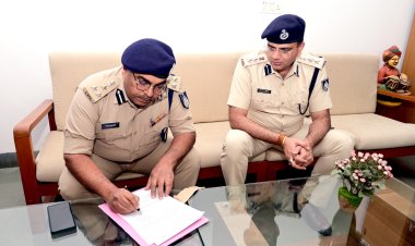 BIG BREAKING: DIG मनोज कुमार सिंह पहुंचे रतलाम, पदभार किया ग्रहण, नीमच-मंदसौर जिले में इस पद पर दी थी अपनी सेवाएं, पढ़े खबर