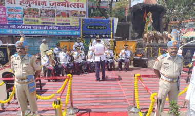 NEWS : सीआरपीएफ ने मनाया शौर्य दिवस, बेंड की धुन पर राष्ट्रीय गीतों का हुवा प्रदर्शन, किया स्वतंत्रता संग्राम के वीर योद्धाओं को याद, पढ़े खबर