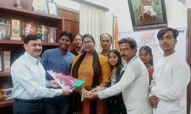 NEWS : नवागत कलेक्टर दिनेश जैन ने संभाला पदभार, नीमच छात्र संघ ने किया स्वागत, पुष्पगुच्छ किया भेंट, पढ़े खबर