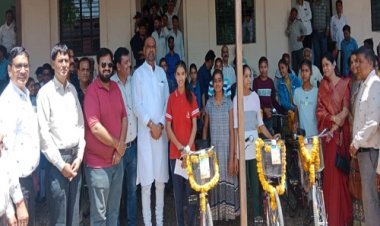 NEWS: मनासा कन्या शाला स्कूल में विशेष कार्यक्रम, इस योजना के तहत मिला उपहार, तो खिल उठे विद्यार्थियों के चेहरे, पढ़े ये खबर