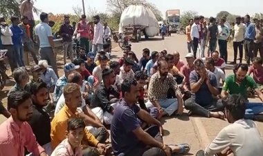 BIG BREAKING: सड़क हादसे में युवक की मौत, तो परिजनों-ग्रामीणों में आक्रोश, नीमच जिले के इस मार्ग पर किया चक्काजाम, पुलिस सहित अधिकारी मौके पर, की ये मांग, पढ़े ये खबर