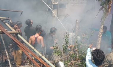 BIG BREAKING: टेंट गोदाम में लगी भीषण आग, लपटों से घिरा मोहल्ला, मची अफरा-तफरी, सकड़ी गली में नहीं पहुंची फायर ब्रिगेट, फिर...! मामला- मनासा का, पढ़े मनीष जोलान्या की खबर