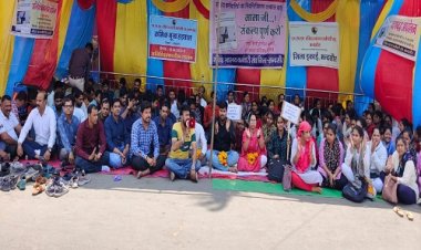 NEWS: मंदसौर में संविदा स्वास्थ्य कर्मचारियों का धरना, पहले दिन की क्रमिक भूख हड़ताल, सरकार से ये मांगे, पढ़े खबर