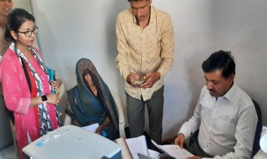 NEWS: जिला कलेक्टर दिनेश जैन पहुंचे ग्राम थड़ोद, पंजीयन केंद्र का किया निरिक्षण, अधिकारीयों से ली अहम जानकारियां, पढ़े खबर