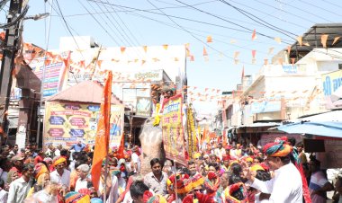 NEWS: सहकारिता मंत्री आंजना की उपस्थिति में कांग्रसजनों ने भगवान चारभुजा नाथ के विवाह प्रसंग पर निकाली बिन्दोली किया स्वागत अभिनंदन, पढ़े खबर