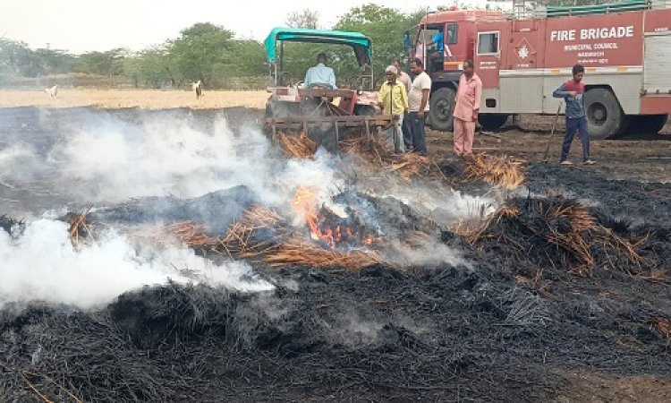 BIG BREAKING: लटकते तारों से निकली चिंगारियां, खेत में मौजूद फसल आग में तब्दील, फिर मौके पर पहुंची दमकल, लेकिन...! मामला नीमच सिटी थाना क्षेत्र का, पढ़े खबर