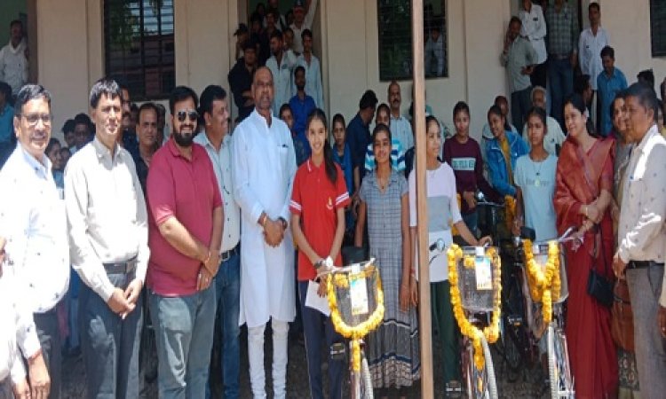 NEWS: मनासा कन्या शाला स्कूल में विशेष कार्यक्रम, इस योजना के तहत मिला उपहार, तो खिल उठे विद्यार्थियों के चेहरे, पढ़े ये खबर