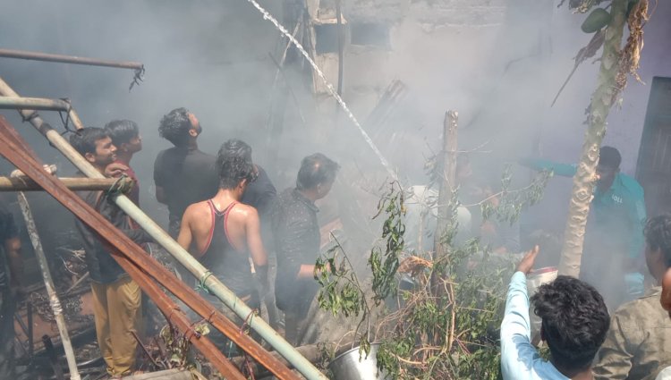 BIG BREAKING: टेंट गोदाम में लगी भीषण आग, लपटों से घिरा मोहल्ला, मची अफरा-तफरी, सकड़ी गली में नहीं पहुंची फायर ब्रिगेट, फिर...! मामला- मनासा का, पढ़े मनीष जोलान्या की खबर