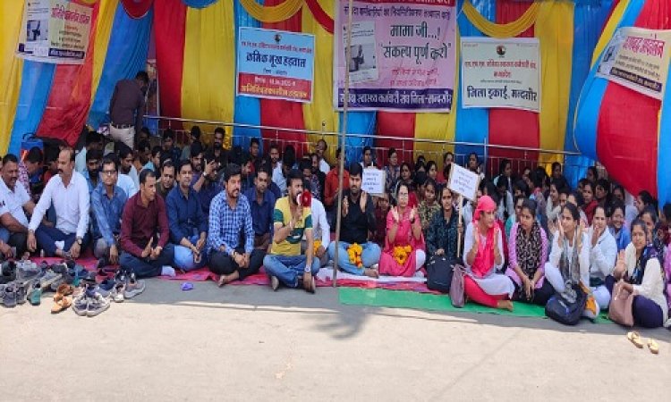 NEWS: मंदसौर में संविदा स्वास्थ्य कर्मचारियों का धरना, पहले दिन की क्रमिक भूख हड़ताल, सरकार से ये मांगे, पढ़े खबर
