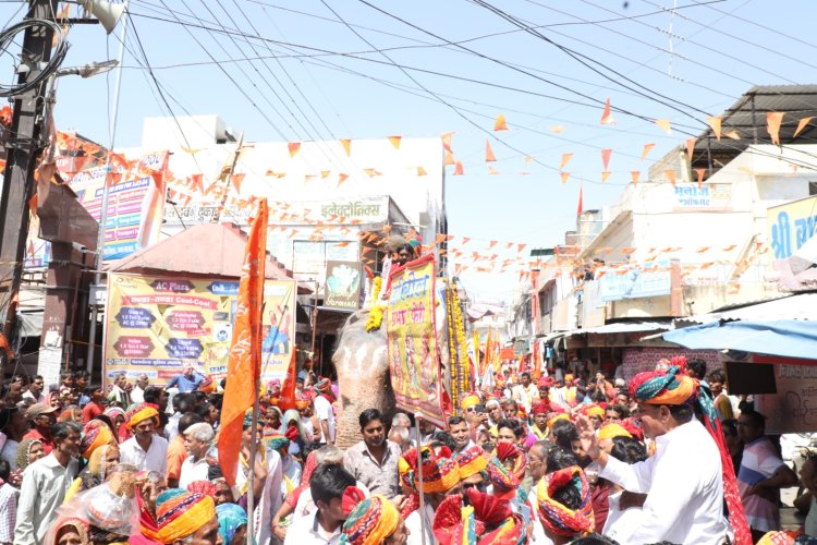 NEWS: सहकारिता मंत्री आंजना की उपस्थिति में कांग्रसजनों ने भगवान चारभुजा नाथ के विवाह प्रसंग पर निकाली बिन्दोली किया स्वागत अभिनंदन, पढ़े खबर