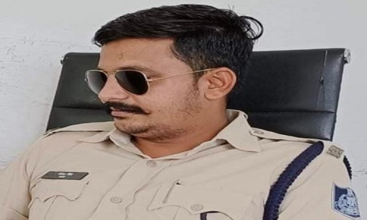 BIG BREAKING: पुलिस का लोगों लगा वाहन, और नंबर प्लेट भी फर्जी, खाकी ने रोका, तो जेक-जरिये से छुड़वाने की कोशिश, अब SP ने लिया बड़ा एक्शन, आरक्षक देवेन्द्र सिंह निलंबित, क्या है मामला...! पढ़े ये खबर