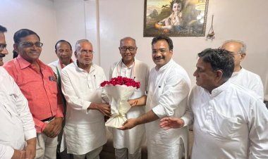 NEWS : पूर्व सीएम दिग्विजय सिंह का कांग्रेस नेता तरूण बाहेती के निवास पर हुआ जोरदार स्वागत, बाहेती को दिया आशीर्वाद,राजनीतिक व सामाजिक गतिविधियों की करी सराहना, पढ़े खबर