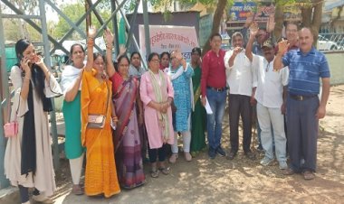 BIG NEWS: संविदाकर्मी और आशा-उषा पहले से, अब रेगुलर कर्मचारी भी हड़ताल पर, पहले दिन किया प्रदर्शन, आगामी 8 मई से होगा ये...! पढ़े ये खबर