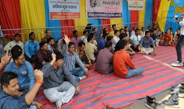 NEWS: मंदसौर में संविदा कर्मचारियों की हड़ताल का 16 वां की, सरकार के खिलाफ प्रदर्शन जारी, पढ़े ये खबर