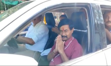 BIG BREAKING: इस दिग्गज नेता ने छोड़ा कमल, और थामा हाथ का पंजा, राजधानी रवानगी से पहले यहां दर्शन, समर्थकों ने भोपाल में लगाएं स्लोगन लिखे ये पोस्टर, पढ़े खबर