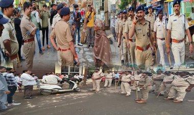 BIG NEWS : SP साहब के साथ नीमच में निकला खाकी का काफिला, बुर्जुगों सहित आमजन से की बातचीत, विभिन्न थाना क्षेत्रों में भी पुलिस ने किया पैदल भ्रमण, क्या है उद्देश्य, जानेंगे तो कहेंगे WOW