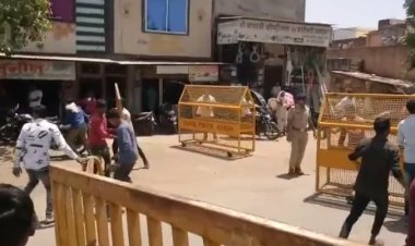 BIG BREAKING: नीमच से मनासा शव लेकर पहुंचे परिजन, थाने से बाहर चक्काजाम, सैकड़ों लोग और पुलिस आमने-सामने, कई अधिकारी भी मौके पर, बैकाबू हालातों से जुड़ी तस्वीरे आई सामने, पढ़े ये खबर