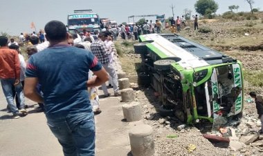 BIG BREAKING : CM शिवराज की सभा, और मंदसौर में रौंगटे खड़े कर देने वाला हादसा, यात्रियों से भरी बस पलटी, कई लोग घायल, मौके पर अफरा-तफरी का माहौल, पढ़े ये खबर