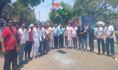 BIG NEWS: नीमच के मुख्य चौराहे पर कांग्रेस ने मनाया जश्न, कार्यकर्ताओं ने की भव्य आतिशबाजी, खिलाई मिठाइयां, कहां बनी सरकार, पढ़े ये खबर