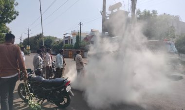 BIG BREAKING: नीमच के मुख्य मार्ग पर हादसा, विद्युत डीपी से निकली आग की लपटे, तो मची अफरा-तफरी, फिर ये कर्मचारी पहुंचे मौके पर, कैसे हुई घटना...! पढ़े खबर