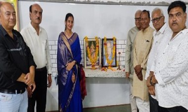 NEWS - वरिष्ठ पत्रकार स्व. खण्डेलवाल की स्मृति में बही काव्य रसधारा, मंत्रमुग्ध होकर रचनाएं सुनते रहे श्रोता, पढ़े खबर