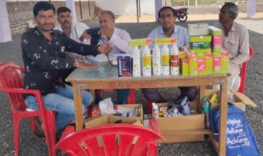 NEWS: गांव में बैठे डॉक्टर, फिर ग्रामीणों का किया आयुर्वेदिक उपचार, दिया उचित परामर्श, किसके नेतृत्व में हुआ आयोजन, पढ़े खबर