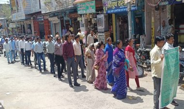 NEWS: मनासा में अधिकारी-कर्मचारी निकले सड़कों पर, देखने वाले भी रह गए दंग, पहले हुए हैरान, फिर संदेश पढ़ते ही की तारीफे, आखिर क्या है माजरा...! पढ़े ये खबर