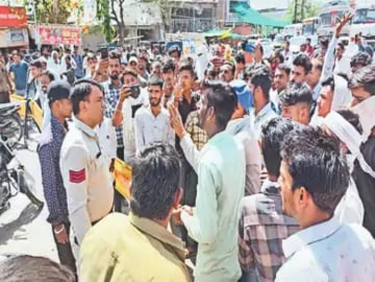 NEWS : मंदसौर मंडी में बवाल, किसानों ने जड़े गेट पर ताले, महू-नीमच हाईवे पर चक्काजाम, प्रदर्शन शुरू, किस बात पर पनपा आक्रोश, पढ़े ये खबर