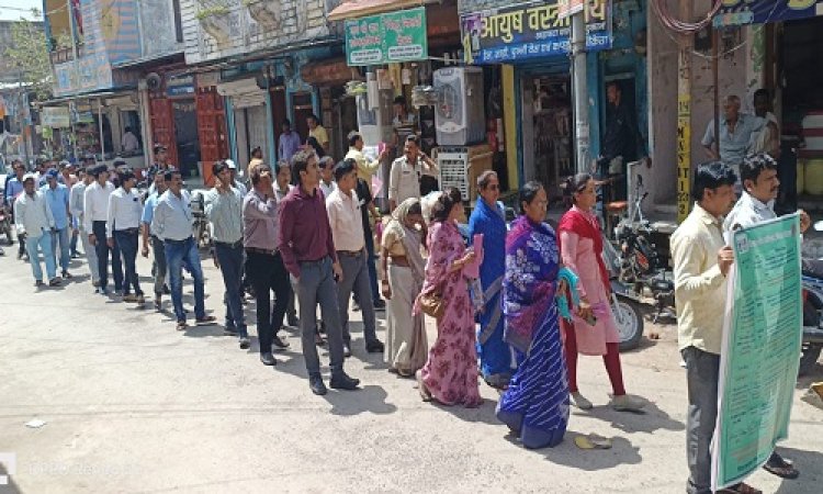 NEWS: मनासा में अधिकारी-कर्मचारी निकले सड़कों पर, देखने वाले भी रह गए दंग, पहले हुए हैरान, फिर संदेश पढ़ते ही की तारीफे, आखिर क्या है माजरा...! पढ़े ये खबर
