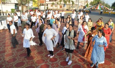 WOW ! शहर का लायंस पार्क चौराहा, और जुम्बा कार्यक्रम, न.पा. अधिकारीयों-कर्मचारियों सहित इकट्ठी हुई नीमच की जनता, फिर जमा रंग, गौरव दिवस का कुछ इस तरह हुआ आगाज, पढ़े खबर