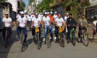 NEWS: गौरव दिवस, नीमच के इस वार्ड में निकली जागरूकता रैली, साइकिल पर सवार हुए विधायक परिहार, दिया सकारात्मक संदेश, इन्होंने भी किया सहयोग, पढ़े ये खबर