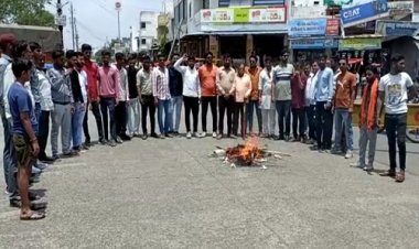 NEWS: बजरंग दल-विश्वहिंदू परिषद के कार्यकर्ताओं में पनपा आक्रोश, बीच चौराहे पर फूंका लव जिहाद का पुतला, जताया आक्रोश, पढ़े ये खबर