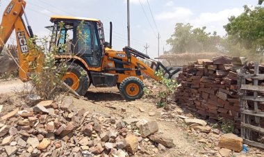 BIG NEWS: कायाकल्प योजना, सिंगोली में सीसी रोड़ का निर्माण, बीच में आया अतिक्रमण, तो एक्शन में प्रशासन, चलाया बुलडोजर, पढ़े खबर