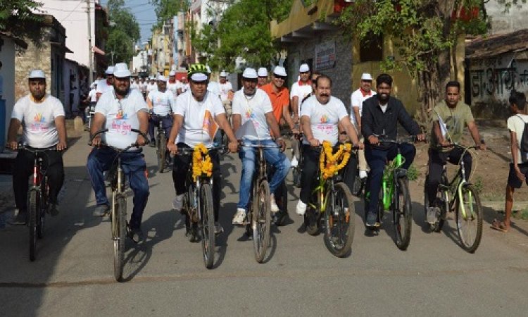 NEWS: गौरव दिवस, नीमच के इस वार्ड में निकली जागरूकता रैली, साइकिल पर सवार हुए विधायक परिहार, दिया सकारात्मक संदेश, इन्होंने भी किया सहयोग, पढ़े ये खबर