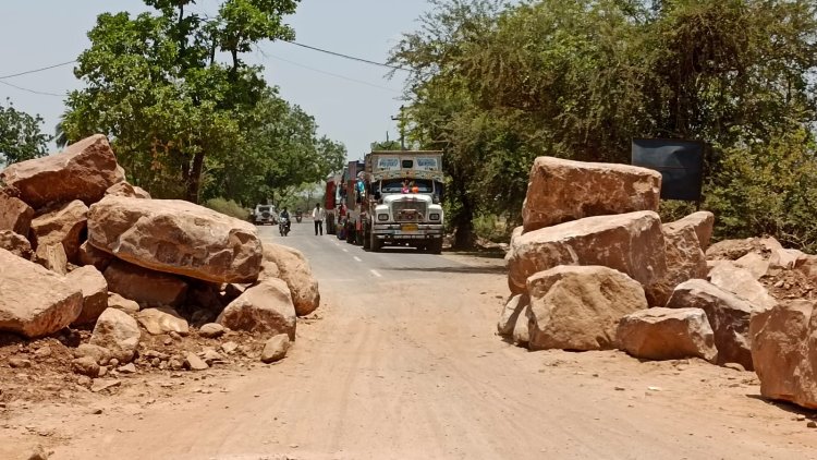 NEWS: माल से भरी ट्रके घाट पर, ड्राइवरों के साथ मालिक भी धरने पर, देर रात डाला डेरा, इस कंपनी पर लगाएं गंभीर आरोप, पढ़े खबर