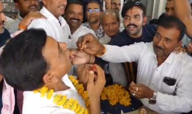 NEWS: गांधी चौराहे पर एकत्रित हुए कार्यकर्ता, धूमधाम के मनाया वित्त मंत्री देवड़ा का जन्मदिन, केक काटा, और दी बधाइयां, पढ़े ये खबर