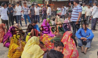 BIG BREAKING: मनासा के कारगिल चौराहे पर शव रख चक्काजाम, परिजनों में आक्रोश, इन अधिकारियों पर कार्यवाही सहित ये मांगे, मामला युवक की मौत का, पढ़े मनीष जोलान्या की खबर  