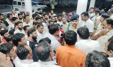 BIG BREAKING: नीमच सिटी थाने के बाहर लोगों की भीड़, प्रदर्शन के साथ नारेबाजी, मौके पर पहुंचे DSP सहित ये अधिकारी, पढ़े खबर 