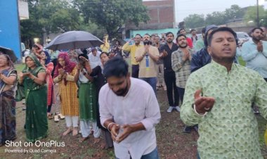 BIG NEWS: मंदसौर से बड़ी खबर, बरसते पानी में भी जारी रही बाबा की भक्ति, काला रिबन बांधकर ट्रस्ट के खिलाफ प्रदर्शन, मामला इन्हें मंदिर से हटाने का, पढ़े ये खबर