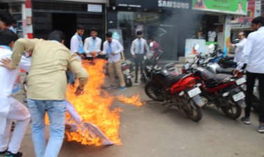 NEWS: NSUI छात्रसंघ में ABVP के खिलाफ आक्रोश, मंदसौर के बीच चौराहे पर फूंका पुतला, क्यों किया जा रहा जमकर विरोध, पढ़े कैलाश विश्वकर्मा की खबर
