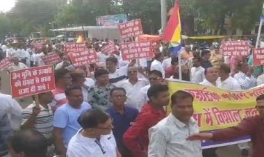 BREAKING NEWS : शहर सहित आस पास के इलाकों से बड़ी संख्या में पहुंचा सर्व समाज, जैन मुनि की हत्या के विरोध में नारे लिख, हाथो में लिए पोस्टर,फिर इन मार्गो से निकाली मौन रैली, ज्ञापन सोप करी सख्त कार्रवाई की मांग,पढ़े खबर