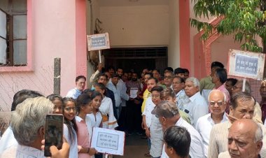 NEWS: जैन मुनि की हत्या का जीरन में हुआ विरोध प्रदर्शन,बाजार बंद कर मुख्य मार्गो से निकाली मौन रैली,तहसीलदार मनीष पांडये को ज्ञापन सौप, हत्यारों पर कठोर कार्यवाही किये जाने की करी मांग,पढ़े खबर