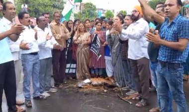 NEWS: मणिपुर घटना को लेकर महिला ब्लॉक कांग्रेस का हल्लाबोल, शामगढ़ के इस चौराहे पर प्रदर्शन, फिर पुतला फूंकने को लेकर पुलिस और कार्यकर्ताओं के बीच झूमा-झटकी, आगे हुए ये...! पढ़े कैलाश विश्वकर्मा की खबर