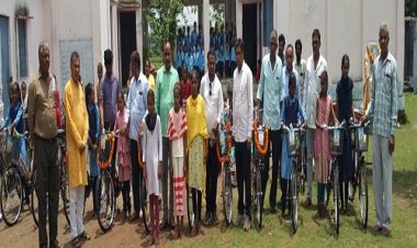 NEWS: ग्राम बधावा में साइकिल वितरण कार्यक्रम संपन्न, विद्यार्थियों के खिल उठे चेहरे, पढ़े खबर